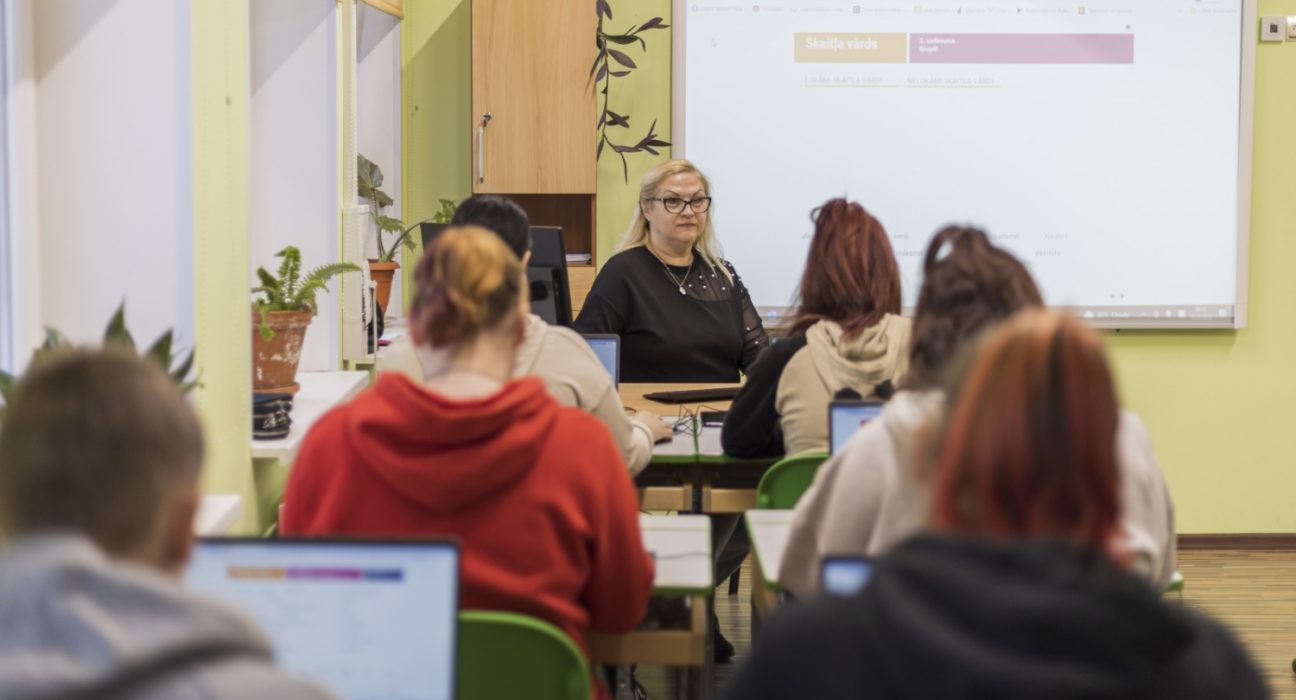 jauni datori skolām.
